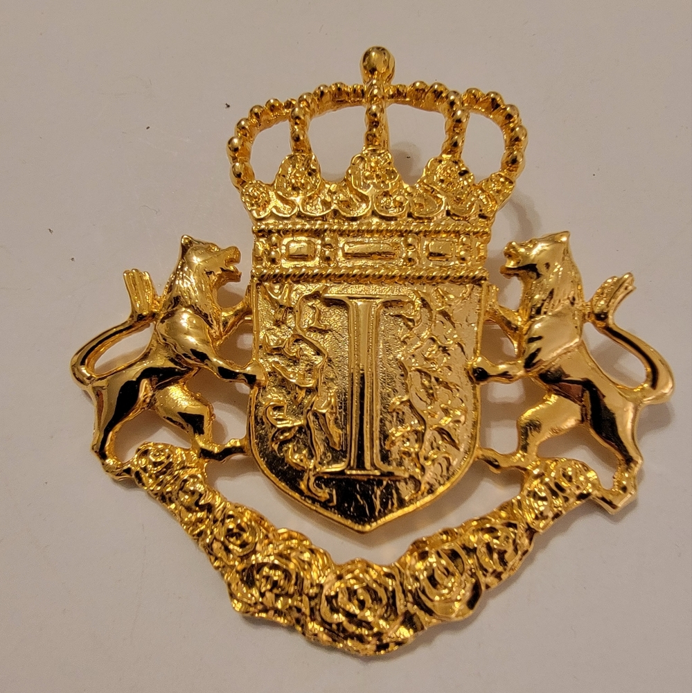 VTG VGUC Ivana Trump Crest Pin